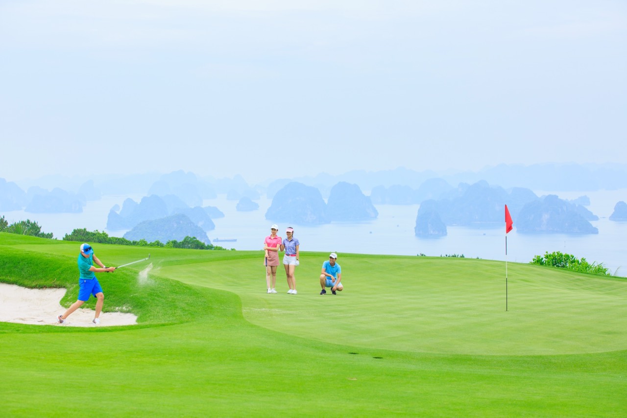 FLC Golf Club Ha Long (thuộc quần thể FLC Hạ Long) – sân golf hướng vịnh từng lọt Top 3 sân golf mới đẹp nhất thế giới